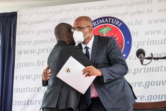 Claude Joseph (L) in novi haitijski premier Ariel Henry. FOTO: Valerie Baeriswyl/AFP