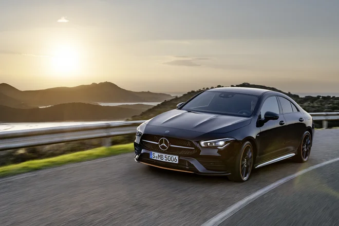 Zaščitni znak modelov CLA je gladka silhueta, ki s sprednjim in zadnjim delom spominja na večji in ikonični Mercedes-Benz CLS. Pohvali se z majhnim količnikom zračnega upora, obenem pa s širšima kolotekoma in nižjim težiščem obljublja odlične vozne lastnosti. FOTO: Daimler AG