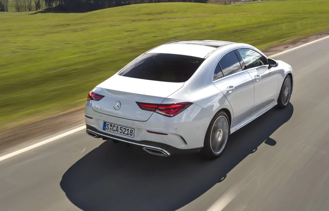 Novi CLA ima med drugim tudi sistem za polsamodejno vožnjo. FOTO: Daimler AG