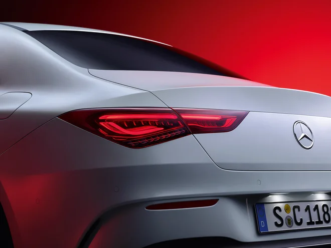 Dodatne LED-luči Multibeam so opremljene z do osemnajstimi individualno nadzorovanimi diodami, kar pomeni, da vam nikoli več ne bo treba preklapljati med dolgimi in kratkimi lučmi. FOTO: Daimler AG