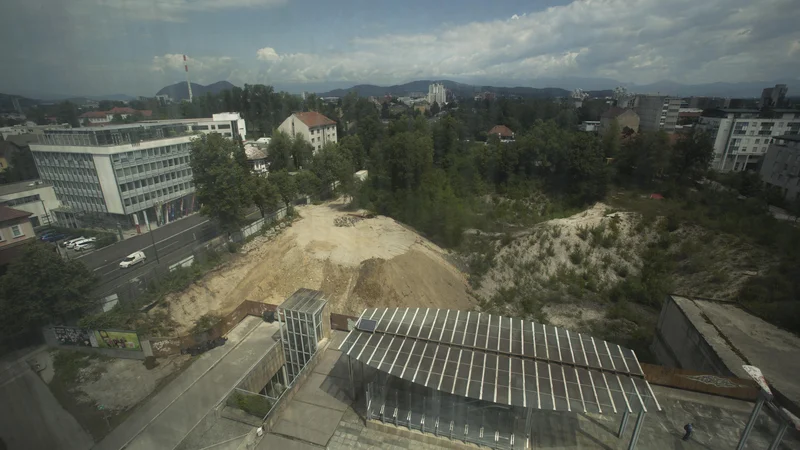 Fotografija: V gradbeni jami, ki že četrt stoletja zeva ob Dunajski in Topniški cesti, naj bi država končno začela graditi stavbo s sodobnimi prostori za uslužbence ljubljanskih sodišč. FOTO: Jure Eržen /Delo