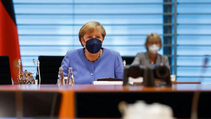 Fotografija: Prej so si lahko prisluškovanje nemški kanclerki Angeli Merkel privoščili le evropski čezatlantski »partnerji«, zdaj pa lahko celo v nekem Maroku poslušajo, kaj se pogovarja državni voditelj njihovih nekdanjih francoskih kolonialistov Emmanuel Macron. FOTO: Axel Schmidt/Afp