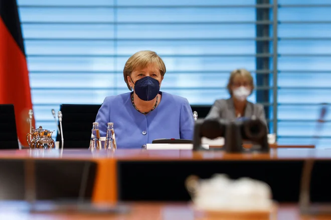 Prej so si lahko prisluškovanje nemški kanclerki <strong>Angeli Merkel</strong>&nbsp;privoščili le evropski čezatlantski &raquo;partnerji&laquo;, zdaj pa lahko celo v nekem Maroku poslušajo, kaj se pogovarja državni voditelj njihovih nekdanjih francoskih kolonialistov <strong>Emmanuel Macron</strong>. FOTO: Axel Schmidt/Afp