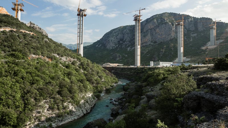 Fotografija: Obsežna gradnja prometnic na hribovitem Balkanu bi bila finančno zahtevna tudi za bistveno bogatejše države. Foto Stevo Vasiljević/Reuters