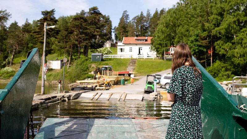 Fotografija: Pogled na prenovljeno letovišče na Utøyi s trajekta, na katerem stoji Astrid Eide Hoem, ena od najstnikov, ki so preživeli napad.
Foto: Petter Berntsen/AFP