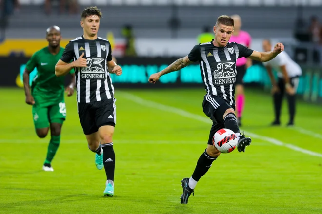 Luka Bobičanec (levo) je bil napadalni dolžnik, a se je trošil v obrambnih nalogah. FOTO: Voranc Vogel/Delo