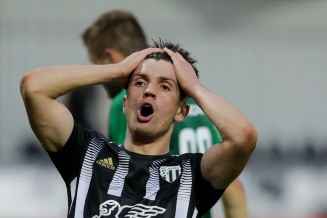 Mihael Klepač je bil v prvem polčasu najbližje golu. FOTO: Voranc Vogel/Delo