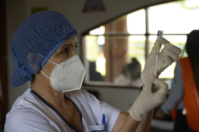 Koronavirus pri nas doslej zahteval 4425 življenj. FOTO: Rodrigo Buendia/AFP