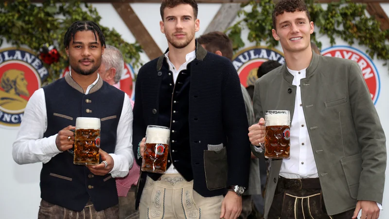 Fotografija: Leon Goretzka (v sredini) ob Sergu Gnabryju in Benjaminu Pavardu predstavlja mlajši rod Bayernovih zvezdnikov, ki naj bi imeli glavne vloge. FOTO: Stefan Matzke/Reuters