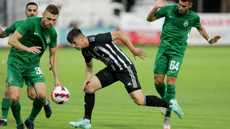 Fotografija: Sobočani in Mihael Klepač so pokazali izvrstno obrambno igro, a tudi v redkih napadih pokazali, da so sposobni zabiti goli. FOTO: Voranc Vogel/Delo