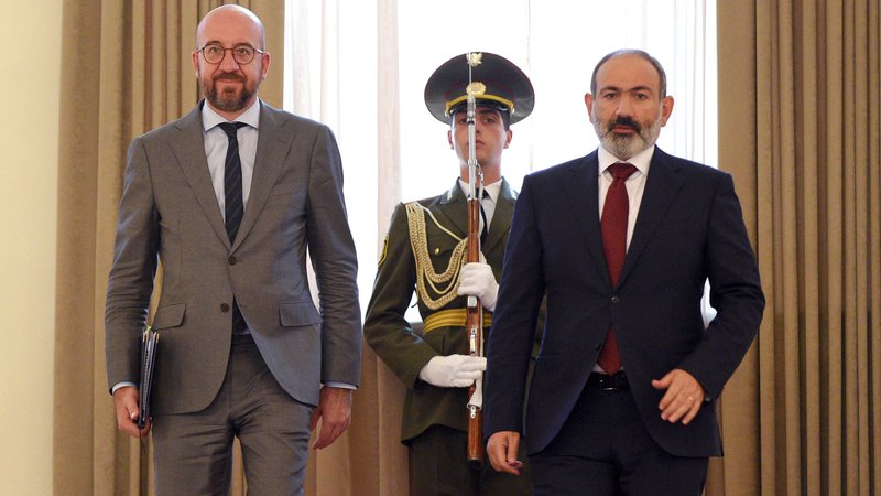 Fotografija: Predsednik evropskega sveta Charles Michel (levo) je armenskemu premieru Nikolu Pašinjanu prinesel ­finančni paket v višini 2,6 milijarde evrov. FOTO: Karen Minasjan/AFP
