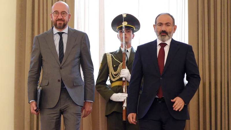Fotografija: Predsednik evropskega sveta Charles Michel (levo) je armenskemu premieru Nikolu Pašinjanu prinesel finančni paket v višini 2,6 milijarde evrov. FOTO: Karen Minasjan/AFP