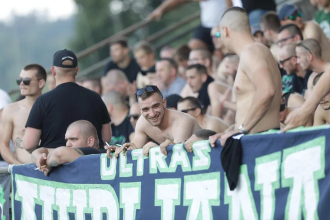Olimpijini navijači so bili glasni v Spodnji Šiški. FOTO: Voranc Vogel