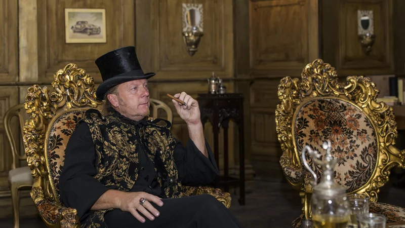 Fotografija: Graščak Maksimiljan Slavič v imenitni sprejemnici, prvem od grajskih prostorov. Fotografije Jaka Arbutina/Mediaspeed