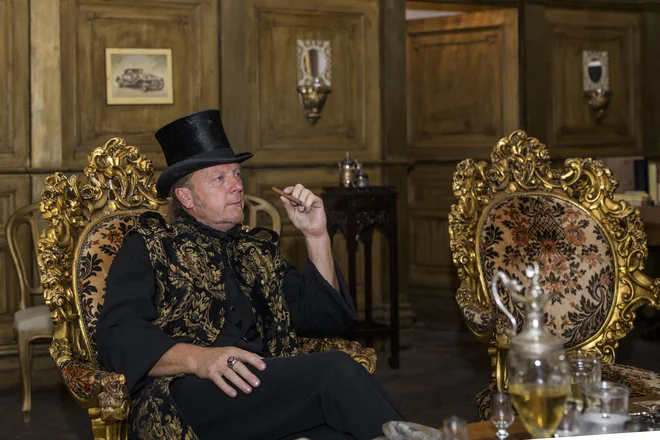 Graščak Maksimiljan Slavič v imenitni sprejemnici, prvem od grajskih prostorov. Fotografije Jaka Arbutina/Mediaspeed