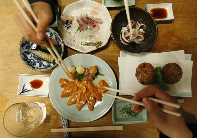 Japonci pri jedi uporabljajo paličice. Tako kot številne druge stvari so tudi te prišle iz Kitajske, kjer jih kot jedilni pribor uporabljajo že od dinastije Han. FOTO: Isei Kato/Reuters