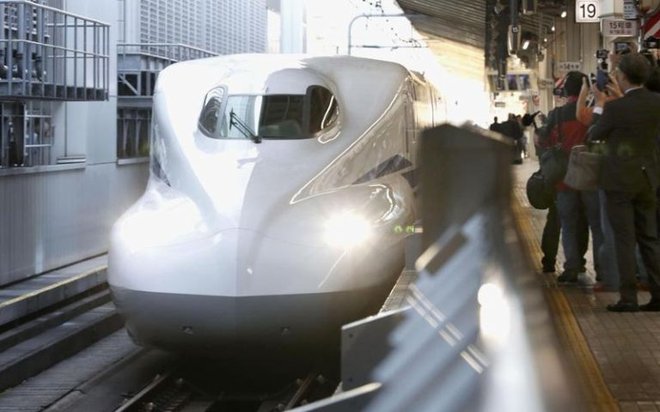 V petih desetletjih in pol je šinkansen prepeljal več kot deset milijard potnikov. Z operativno hitrostjo, ki znaša 320 kilometrov na uro, ta vlak deželo vzhajajočega sonca povezuje s skupno več kot 3000 kilometri železniške proge. Foto: Japan Railways