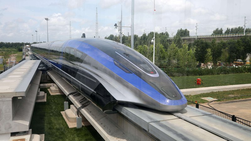Fotografija: To naj bi bil doslej najhitrejši vlak vrste maglev (angleška kratica za magnetic levitation), ki s pomočjo elektromagnetne sile »lebdijo« nad progo. FOTO: Reuters