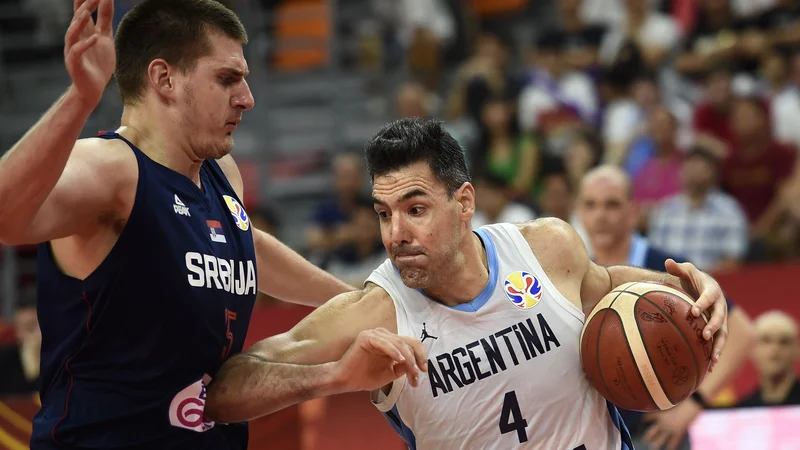 Fotografija: Luis Scola (desno) je na SP 2019 spravil v zadrego tudi letošnjega MVP lige NBA Nikolo Jokića (levo). Foto Ye Aung Thu/AFP