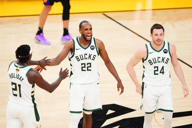 NBA prvaka Khris Middleton (22) in Jrue Holiday (21) bosta kmalu pod nadzorom selektorja Gregga Popovicha. FOTO: Mark J. Rebilas/Usa Today Sports