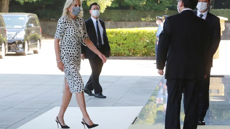 Fotografija: Japonski predsednik vlade Jošihide Suga je prvo damo ZDA Jill Biden že sprejel v cesarski palači. FOTO: Kodži Sasahara/AFP