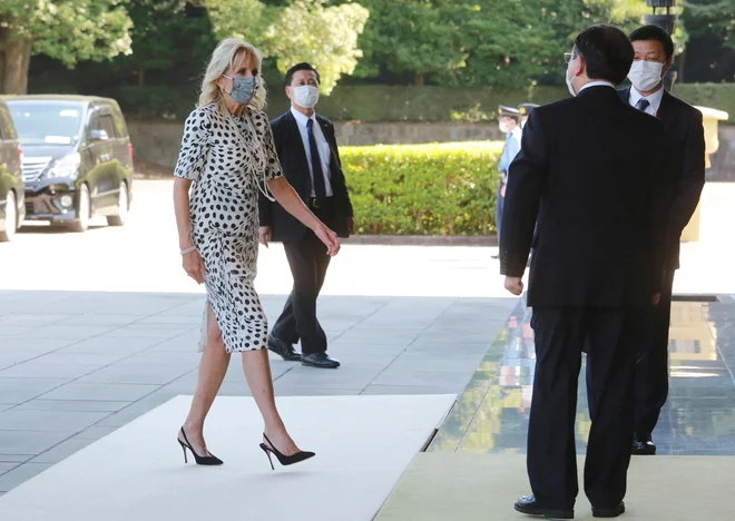 Japonski predsednik vlade Jošihide Suga je prvo damo ZDA Jill Biden že sprejel v cesarski palači. FOTO: Kodži Sasahara/AFP
