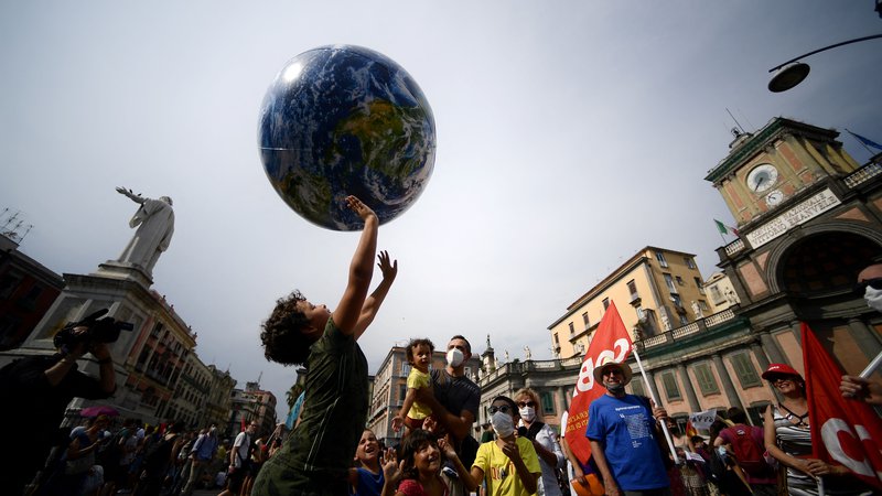 Fotografija: V Neaplju, kjer so se srečali ministri članic G20 za podnebje in okolje, poteka protest, na katerem okoljske organizacije zahtevajo več okoljevarstvenih ukrepov. FOTO: Filippo Monteforte/Afp