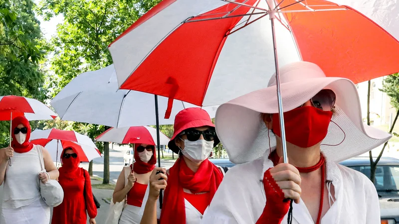 Fotografija: Ženske demonstracije prejšnjo nedeljo v Minsku. Po podatkih beloruskega centra Pen je v državi 169 političnih zapornikov. FOTO: Stringer/AFP