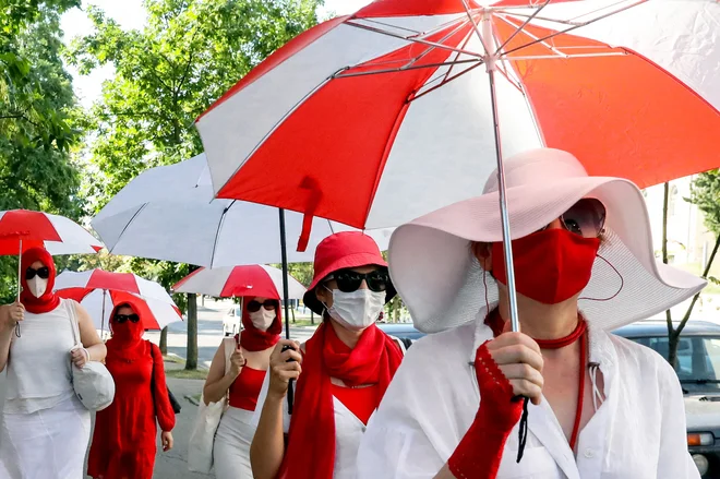 Ženske demonstracije prejšnjo nedeljo v Minsku. Po podatkih beloruskega centra Pen&nbsp; je v državi 169 političnih zapornikov. FOTO: Stringer/AFP