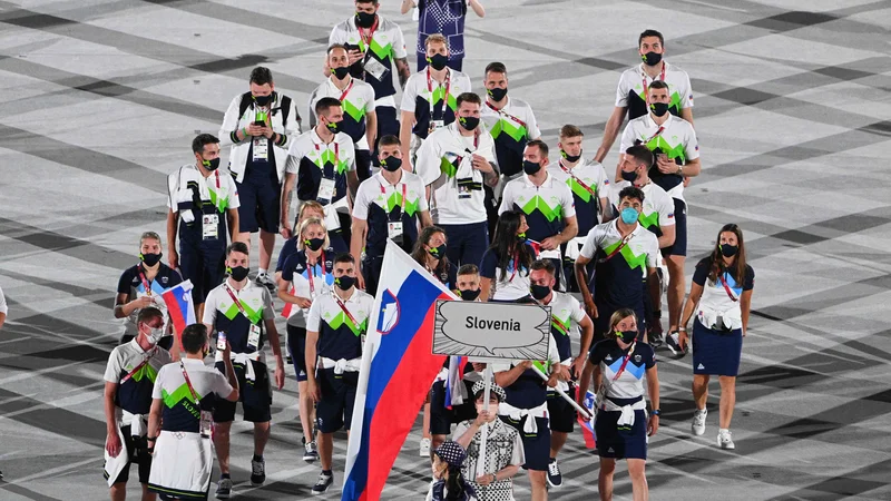 Fotografija: Slovenska olimpijska delegacija na današnjem odprtju iger v Tokiu. FOTO: Martin Bureau/AFP