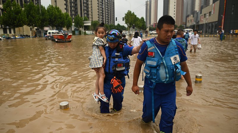 Fotografija: Obsežna poplava v osrednji kitajski pokrajini Henan je v četrtek terjala najmanj 24 življenj, pri čemer je dvanajst ljudi umrlo na podzemni železnici v glavnem mestu Zhengzhouju. FOTO: Noel Celis/AFP