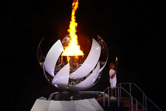 Olimpijski ogenj je prižgala japonska teniška zvezdnica Naomi Osaka. FOTO: Mike Blake/Reuters