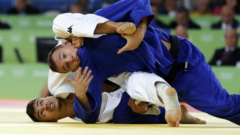 Fotografija: Adrian Gomboc (v modrem kimonu) je moral v polfinalu prejšnjih poletnih OI v Riu priznati premoč poznejšemu prvaku, Italijanu Fabiu Basileju. FOTO: Matej Družnik
