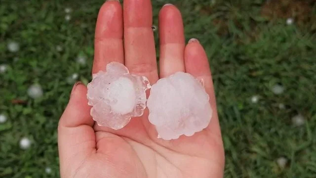 Fotografija: Kot poroča poral Neurje.si, je toča na območju Lovrenca na Pohorju dosegla velikost jajc (fotografija je simbolična). FOTO: Bralka