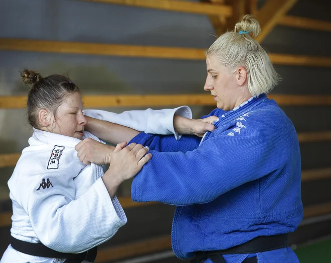 Tina Trstenjak in Ana Velenšek sta na prejšnjih poletnih olimpijskih igrah v Riu de Janeiru zablesteli z zlato in bronasto kolajno. FOTO: Jože Suhadolnik/Delo