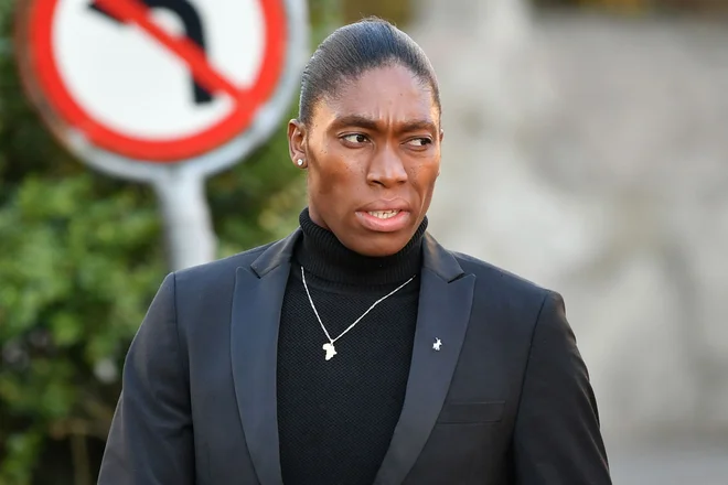 Mednarodno atletsko vodstvo je Caster Semenya prepovedalo nastope v tekih na 400, 800 in 1500 metrov. Teče lahko le, če si z medicinskimi preparati zniža vsebnost moškega hormona. FOTO: Harold Cunningham/AFP