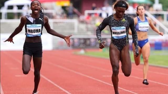 Fotografija: Christine Mboma in Beatrice Masilingi bosta lahko tekli na 100 in 200 metrov, za daljše razdalje bi si morali zmanjšati količino testosterona v telesu. FOTO: zajem zaslona Twitter/New Era Newspaper