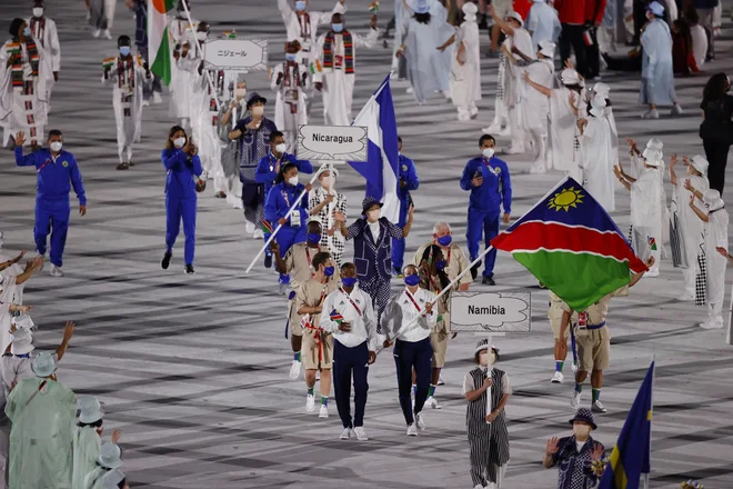 Športni birokrati so namibijski olimpijski reprezentanci, na fotografiji na mimohodu ob slovesnem odprtju iger v Tokiu, pristrigli peruti pri lovljenju odličja v deželi vzhajajočega sonca. FOTO: Phil Noble/Reuters