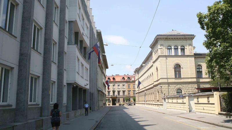 Fotografija: Občina je že pred časom načrtovala omejitev prometa na Gregorčičevi ulici, a jo bodo zdaj v celoti uredili. Vlada namreč pod cesto načrtuje gradnjo podhoda. FOTO: Dejan Javornik