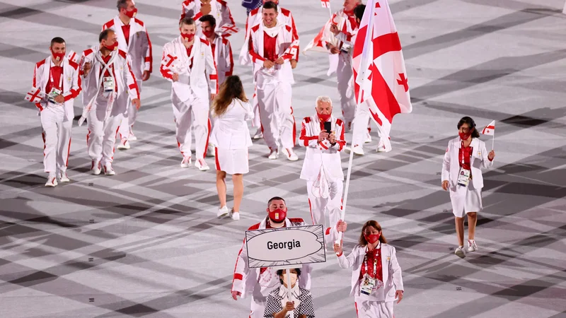 Fotografija: Prva športnica z devetimi nastopi na olimpijskimi igrami je Gruzijka Nino Salukvadze, kij e bila tudi zastavonoša na otvoritveni ceremoniji olimpijskih iger. FOTO: Mike Blake Reuters