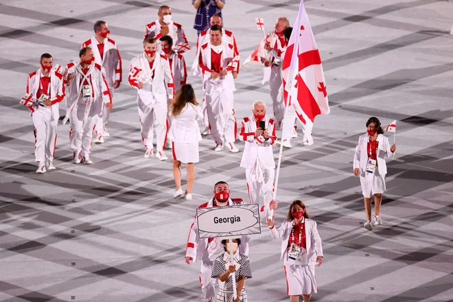 Prva športnica z devetimi nastopi na olimpijskimi igrami je Gruzijka Nino Salukvadze, kij e bila tudi zastavonoša na otvoritveni ceremoniji olimpijskih iger. FOTO: Mike Blake Reuters