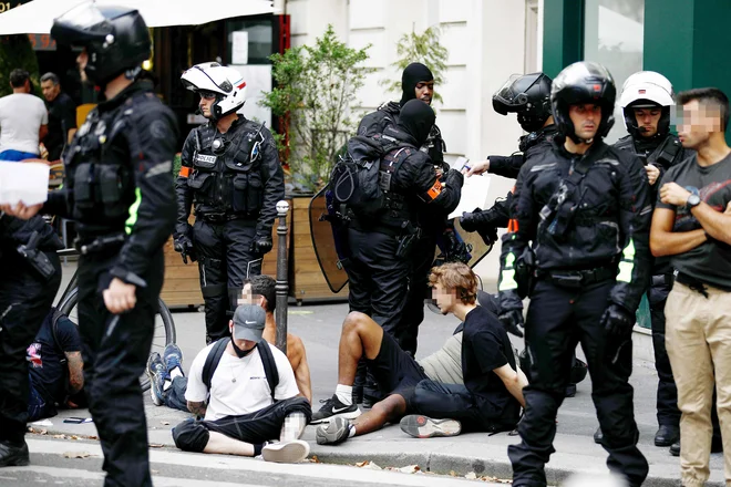 Na obrobju Pariza je prišlo do izgredov, pri katerih je policija uporabila solzivec. FOTO: Sameer Al-doumy/AFP