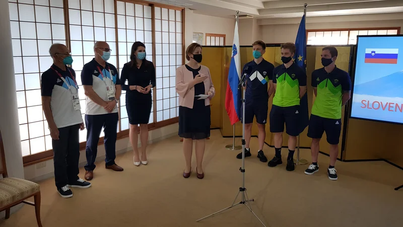 Fotografija: Sprejem za Jana Tratnika, Jana Polanca in Tadeja Pogačarja na slovenskem veleposlaništvu v Tokiu. FOTO: Aleksander Gasser/STA