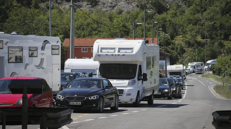 Fotografija: Vozniki morajo na mejnih prehodih s Hrvaško čakati tako pri vstopu v in izstopu iz države. FOTO: Jože Suhadolnik