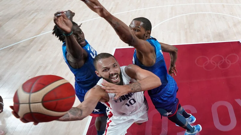 Fotografija: Kevin Durant (desno) & Co. niso mogli ustaviti Evana Fournierja (z žogo), ki v ZDA igra za Boston. FOTO: Eric Gay/AFP