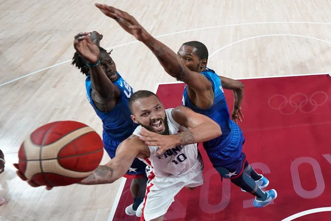 Kevin Durant (desno) &amp; Co. niso mogli ustaviti Evana Fournierja (z žogo), ki v ZDA igra za Boston. FOTO: Eric Gay/AFP