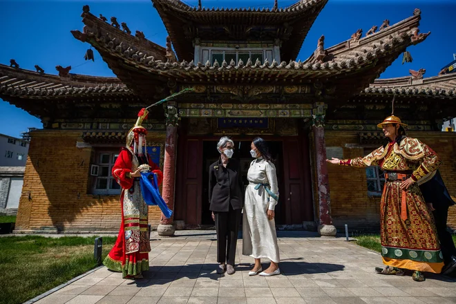 Minulo soboto se je Wendy Sherman mudila v Mongoliji, kjer je s Chinbat Nomin, mongolsko ministrico za kulturo, obiskala muzej Lama v Ulan Batorju. FOTO: Byambasuren Byamba-ochir/Afp