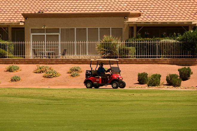 Kako si potemtakem sploh lahko privošči&nbsp;golf na Mavriciju, vas vprašam. Premierska mezda&nbsp;je&nbsp;drobiž za takšno pasje življenje, takšne napore in takšno zgodovinsko&nbsp;odgovornost. FOTO: Patrick T. Fallon/AFP