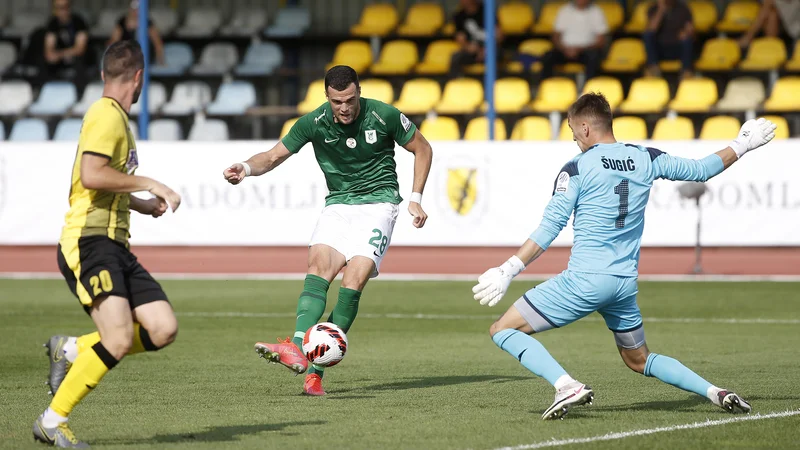 Fotografija: Olimpija je pri novincu v 1. SNL Radomljah iztržila le točko, tudi prvi gol Save Petrova v zeleno-belem dresu pa ni polepšal vtisa o napadalčevi igri. FOTO: Blaž Samec/Delo
