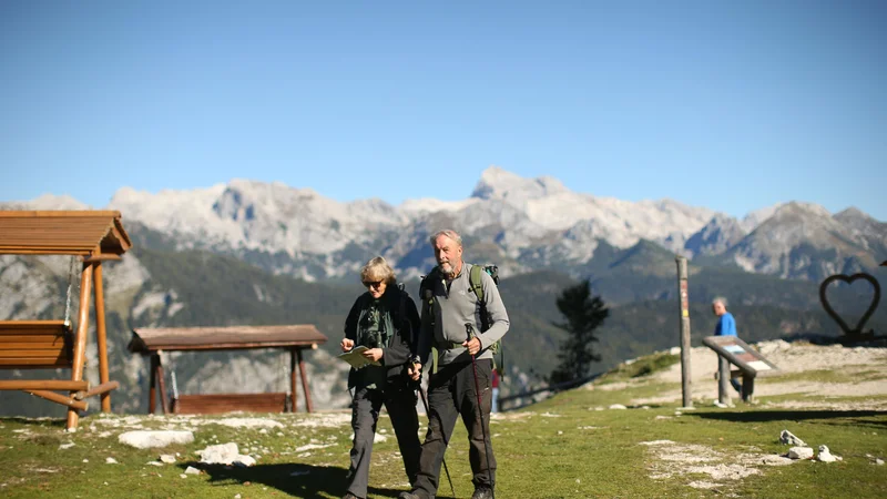 Ker je v planinskih kočah zaradi ukrepov število nočitev omejeno, je priporočljivo, da pravočasno pokličete v kočo in rezervirate prenočevanje. FOTO: Jure Eržen/Delo